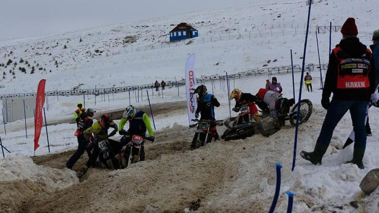 Snowcross Dünya Şampiyonası'nın açılış yarışı Erciyes'te yapıldı