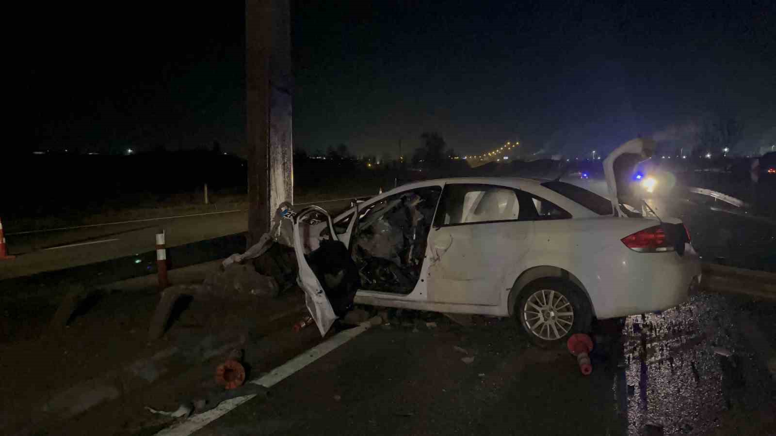 Eskişehir’de feci kaza: 190 kilometre hızla direğe çarpan otomobilin sürücüsü hayatını kaybetti