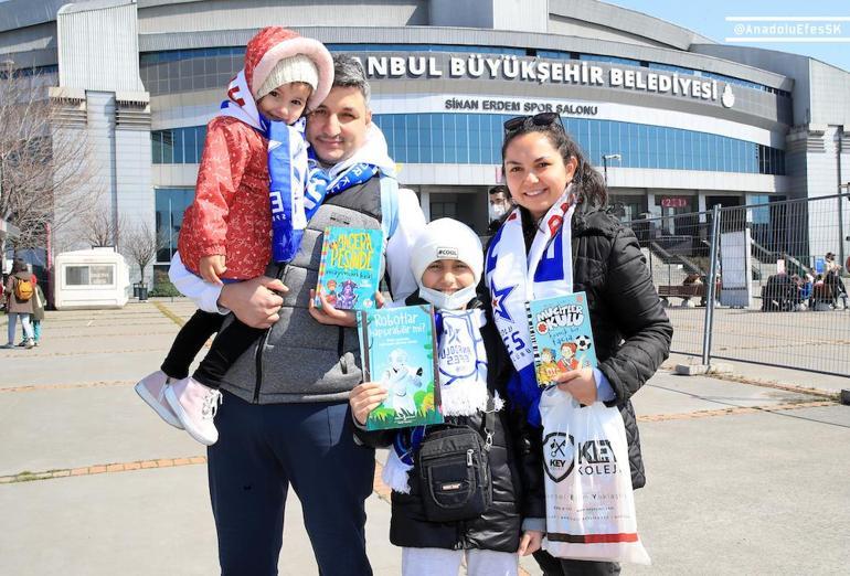 Anadolu Efes'in 'Bir Kitap da Sen Getir' kampanyası, maç bileti kazandırıyor