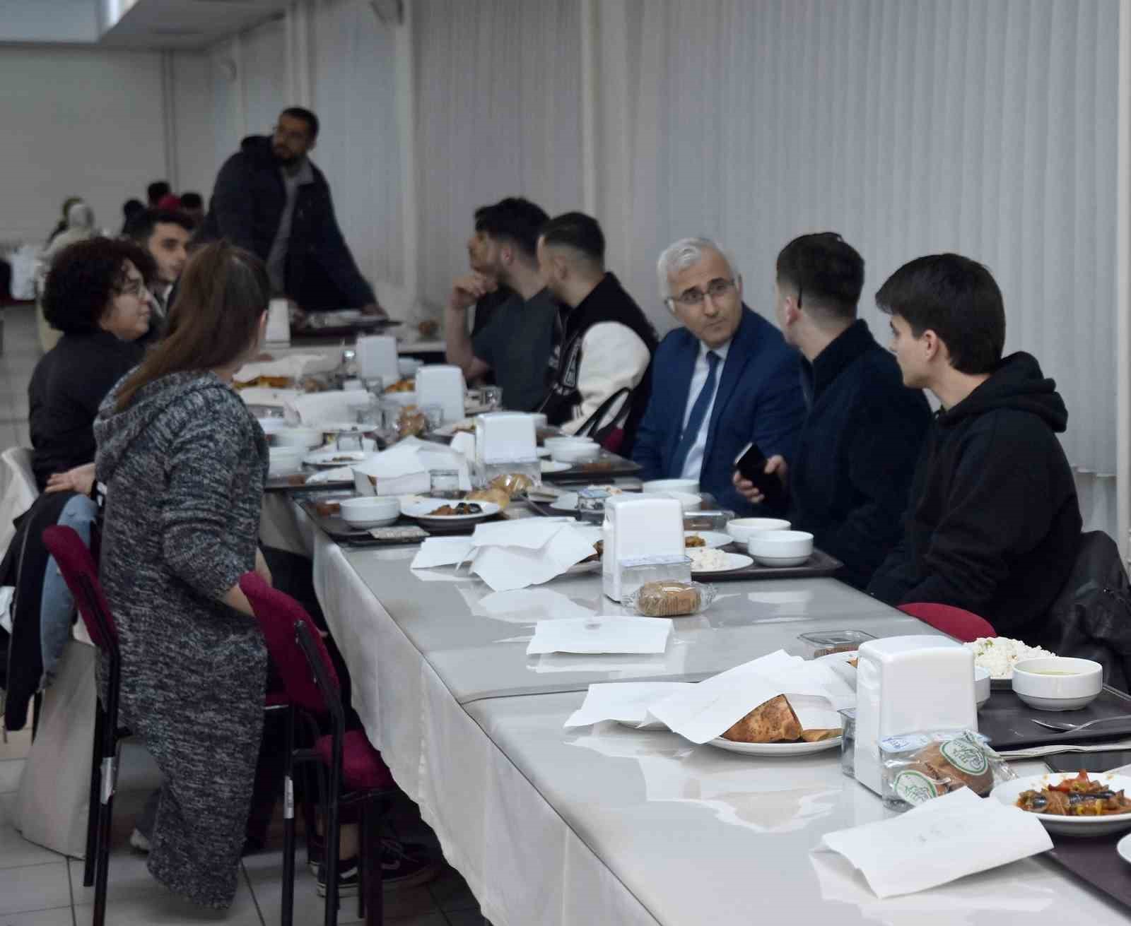 ESOGÜ Yönetimi, öğrencilerle iftar yemeğinde buluştu