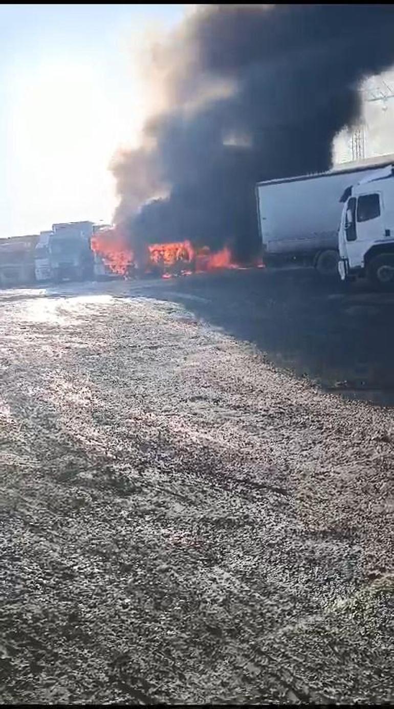 Esenyurt'ta TIR garajında yangın: 3 TIR 1 kamyon kullanılmaz hale geldi