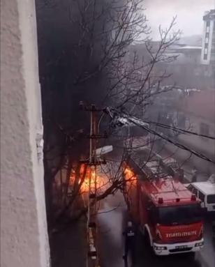 Sultanbeyli'de park halindeki elektrikli araç alev alev yandı