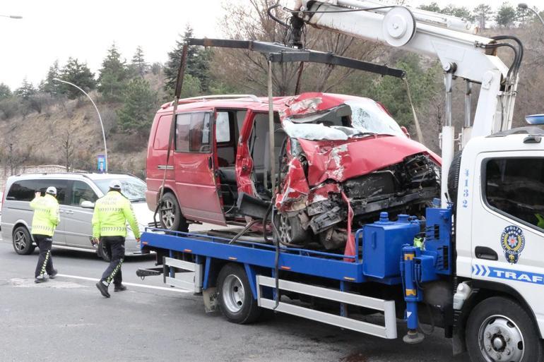 Ankara'da minibüs, belediye otobüsüne çarptı: 1 ölü, 1 yaralı