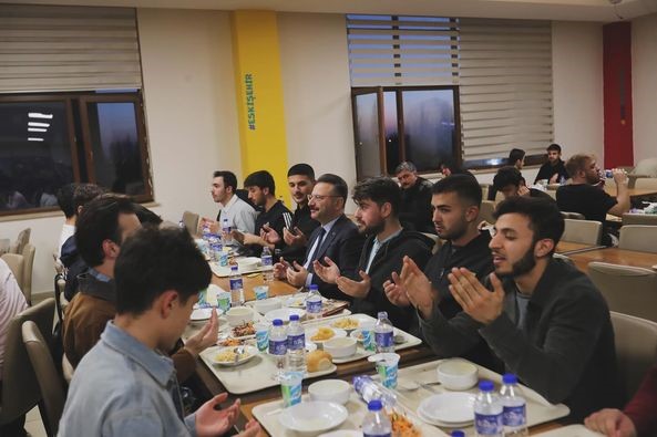 Vali Hüseyin Aksoy öğrencilerle iftar yemeğinde buluştu