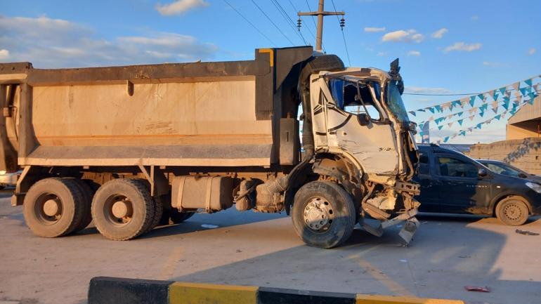 Diyarbakır'da kamyon, park halindeki 4 araca çarptı: 3 yaralı