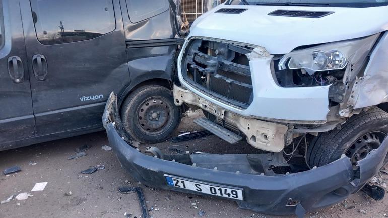 Diyarbakır'da kamyon, park halindeki 4 araca çarptı: 3 yaralı