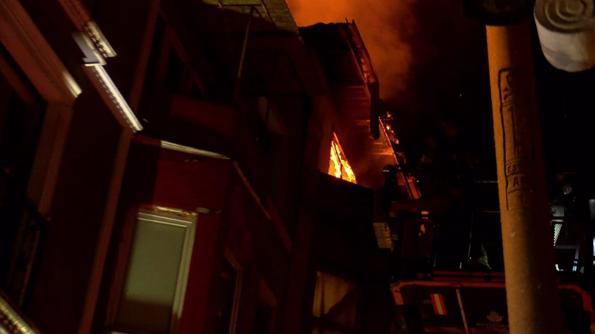 Beyoğlu'nda çatı yangını