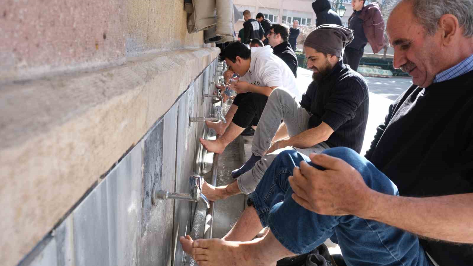 Vatandaşlar Reşadiye Camii’ndeki sıcak su ile daha rahat abdest alıyor