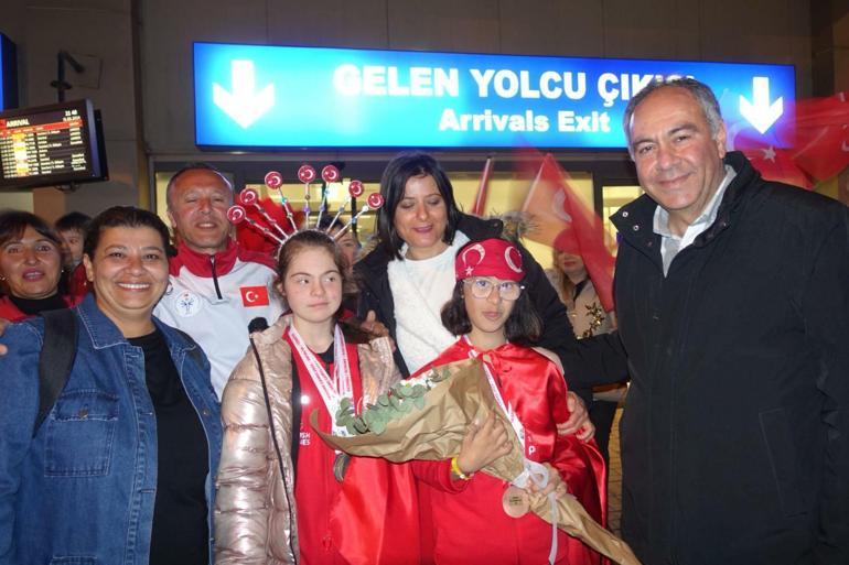 Dünya şampiyonu Nilsu ve Selin Naz'a Adana'da coşkulu karşılama