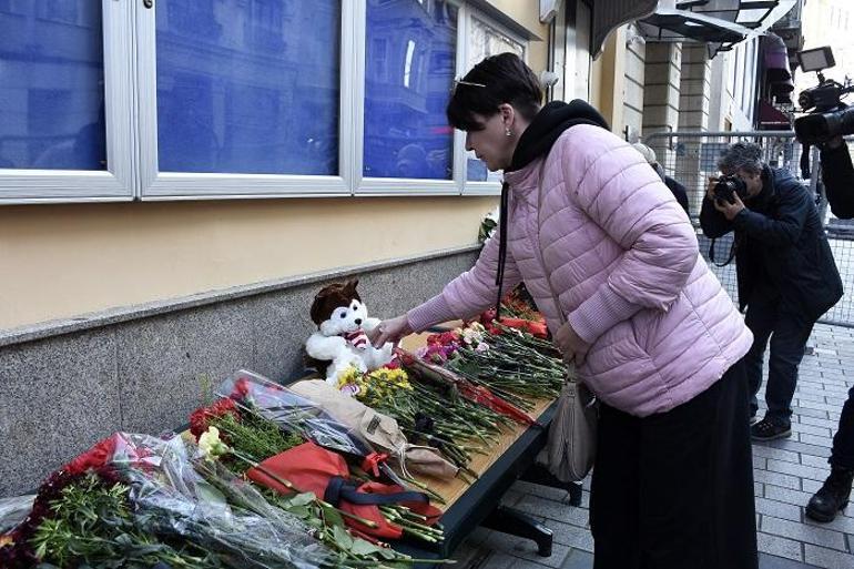 Moskova'daki saldırıda ölenler anısına konsolosluk önüne çiçek bırakıldı