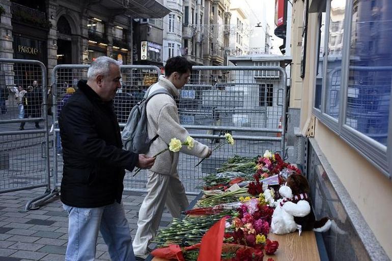 Moskova'daki saldırıda ölenler anısına konsolosluk önüne çiçek bırakıldı