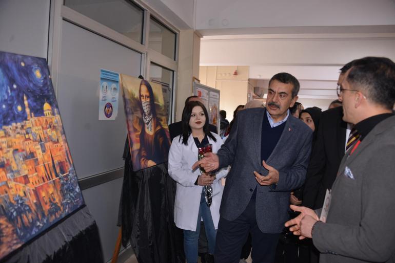 Bakan Tekin, Erzurum'da 'Sanatın isyanı, Filistin'de duyguların çığlığı' sergisini gezdi