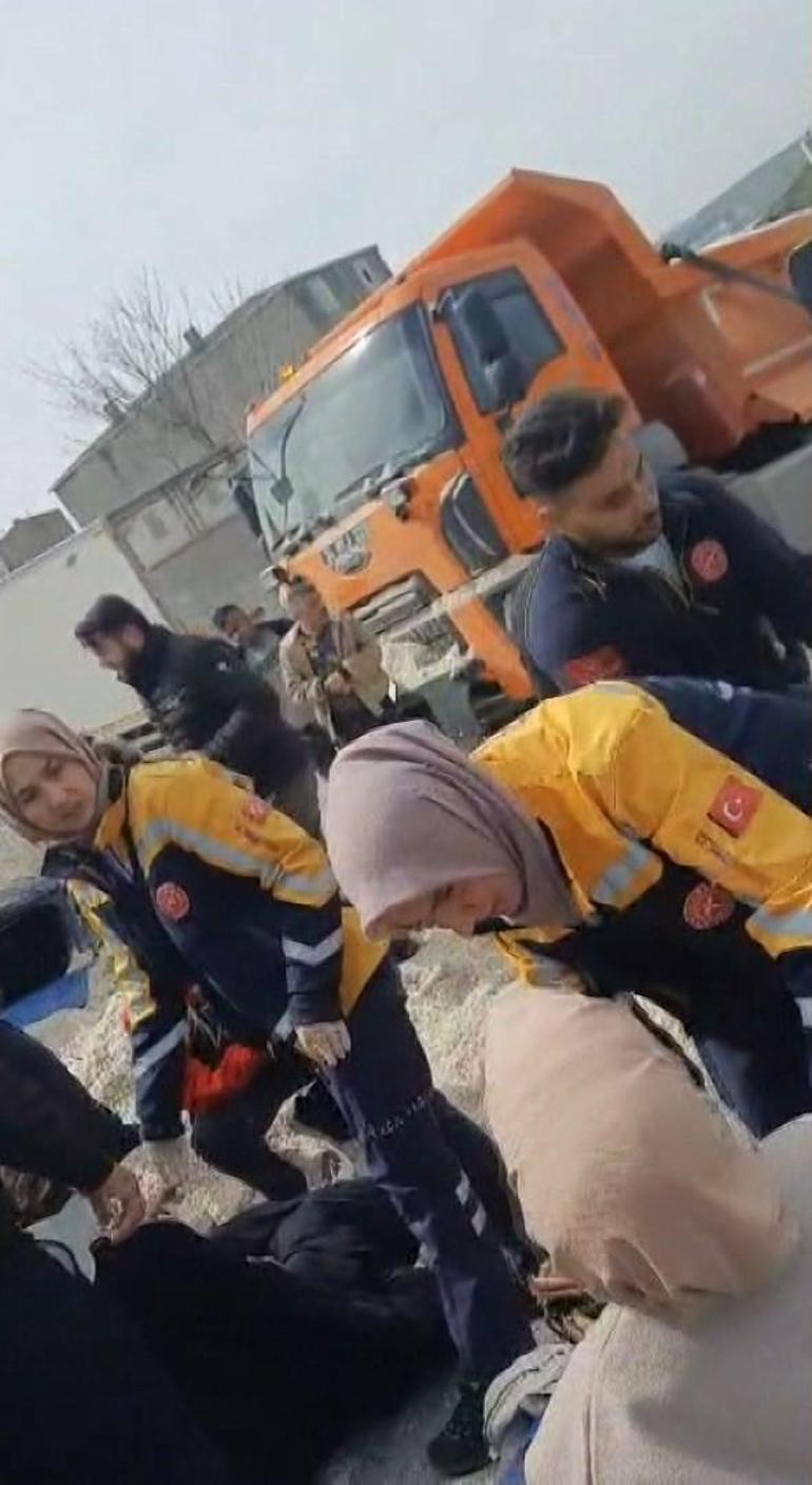 Başakşehir'de tuz yüklü kamyon kaydı; tuzla dolan otomobilde 2 kişi yaralandı