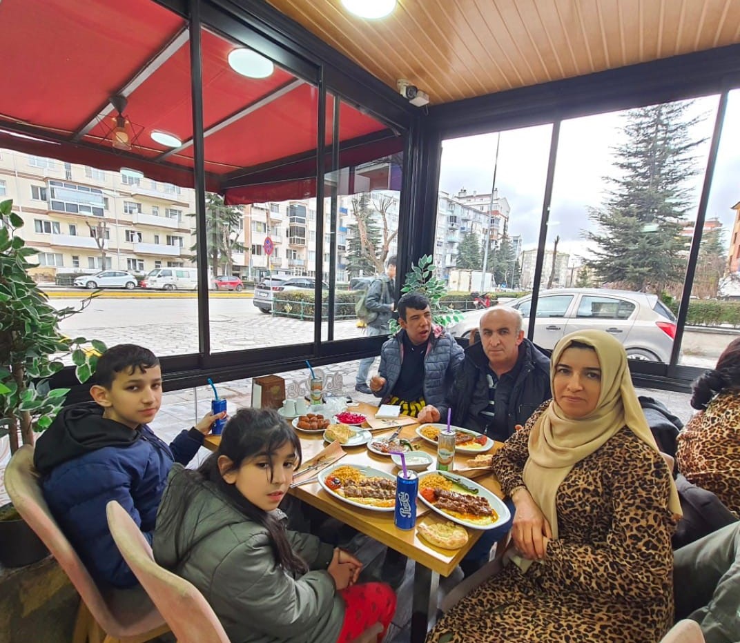 Eskişehir’de özel gereksinimli bireyler ve aileleri, vakıf gönüllüleri ile buluştular