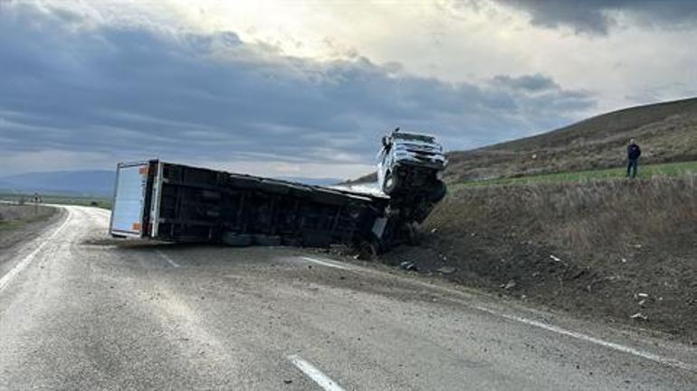 Amasya’da devrilen TIR’ın şoförü yaralandı