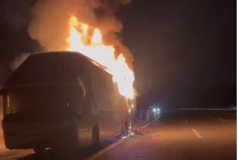 Ankara'da seyir halindeyken alev alan yolcu otobüsü yandı