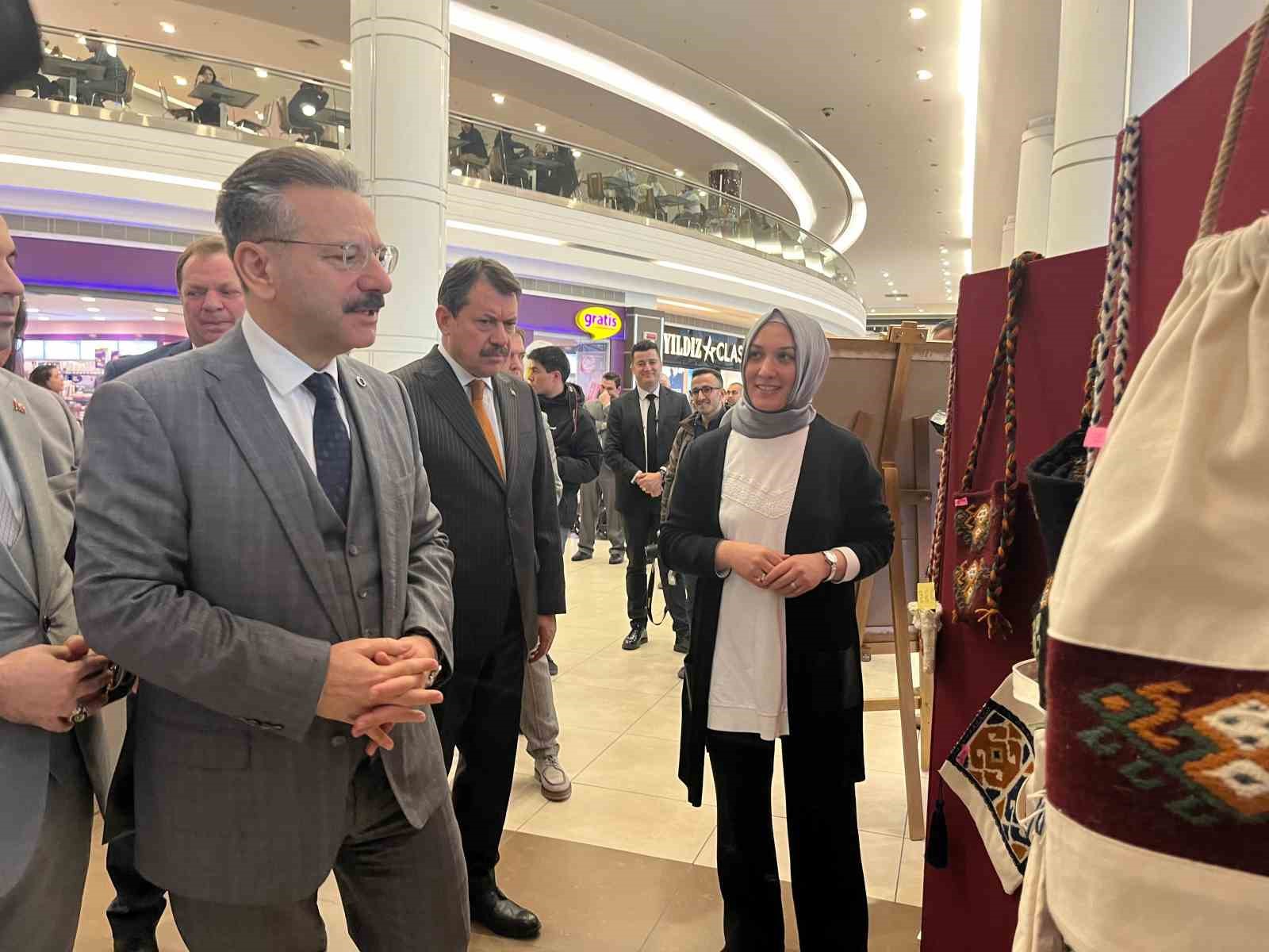 “İlmek İlmek dokunmuş hayatlar, kadınların elleriyle özgürleşiyor” sergisi