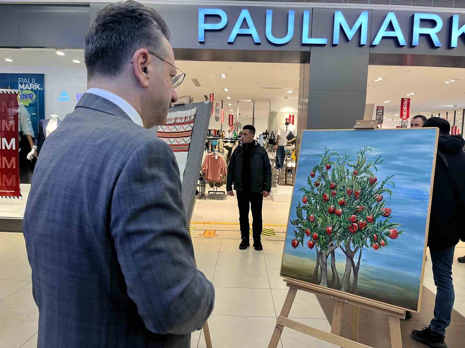 “İlmek İlmek dokunmuş hayatlar, kadınların elleriyle özgürleşiyor” sergisi