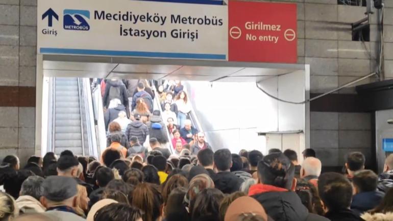 Mecidiyeköy metrobüs durağında yürüyen merdivenler arıza yaptı: 3 yaralı