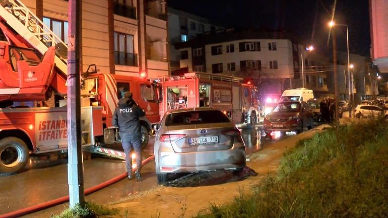 Başakşehir'de 3 katlı binanın çatı katı alev alev yandı