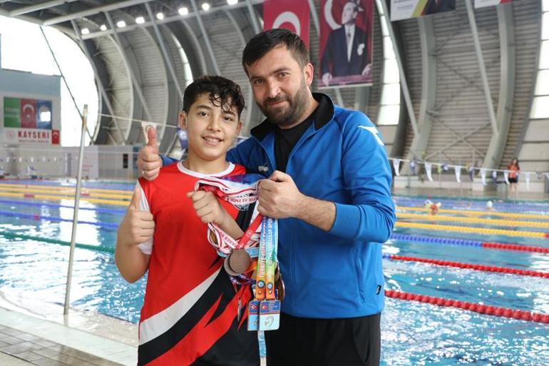 Boğulma tehlikesi geçirip yüzmeye başlayan işitme engelli Ahmet'in hedefi, Avrupa Şampiyonası