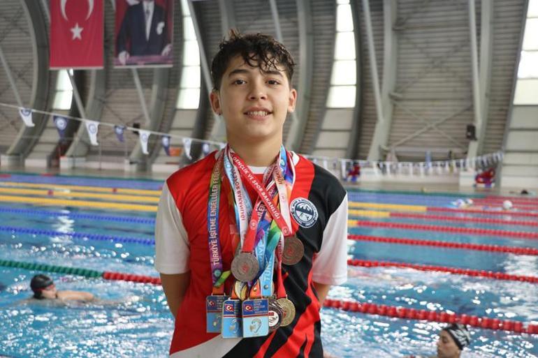 Boğulma tehlikesi geçirip yüzmeye başlayan işitme engelli Ahmet'in hedefi, Avrupa Şampiyonası