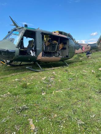 İzmir'de zorunlu iniş yapan askeri helikopterin gövdesi de olay yerinden kaldırıldı