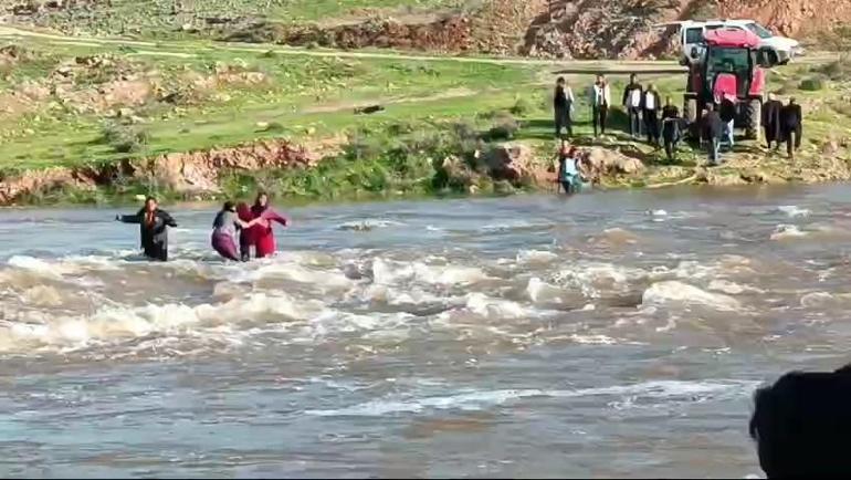 Şanlıurfa'da sel sularına kapılan 3 kadın kurtarıldı, 1 çocuk kayıp