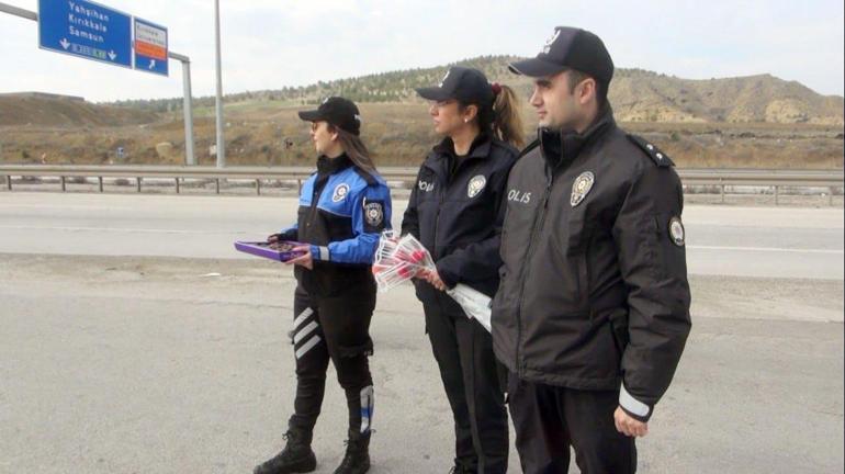 Kırıkkale'de trafik polisleri, kadın sürücülerin 'Dünya Kadınlar Günü'nü kutladı