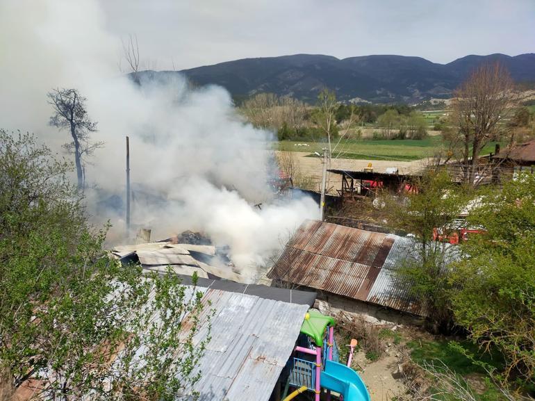 Bolu'da samanlıkta çıkan yangında ahır ve traktör de yandı