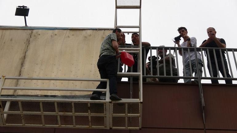 Ağabeyinin tutukluluğunu protesto için üst geçide çıktı, 2 saat sonra gazeteciler ikna etti