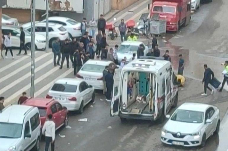 Diyarbakır'da otomobilin çarptığı motokurye yaralandı; o anlar kamerada
