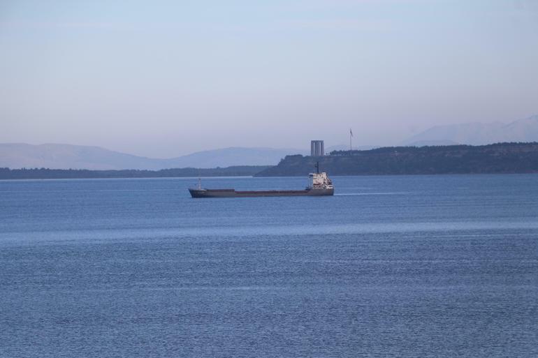 Çanakkale Boğazı'nda yanan gemi, liman bölgesine demirletildi