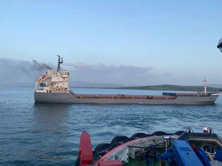 Çanakkale Boğazı'nda yanan gemi, liman bölgesine demirletildi