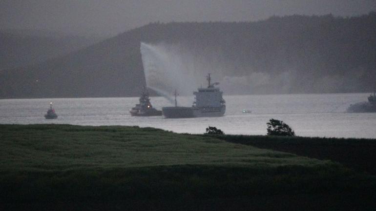 Çanakkale Boğazı'nda yanan gemi, liman bölgesine demirletildi