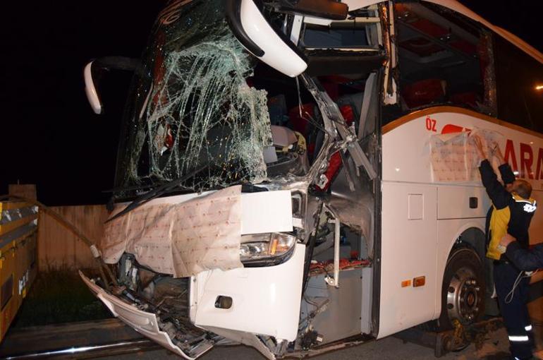 TIR'la çarpışan otobüs, öğrenci yurdunun duvarına çarptı: 3 yaralı