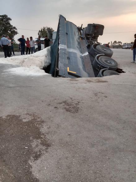 Yol çöktü; seyir halindeki kamyon oluşan çukura gömüldü