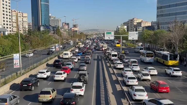 İstanbul'da bayram tatilinin ardından ilk iş gününde trafik yoğunluğu oluştu