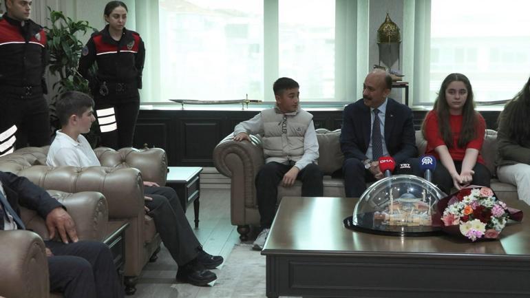 İstanbul İl Emniyet Müdürü Zafer Aktaş, koltuğunu şehit çocuğuna bıraktı