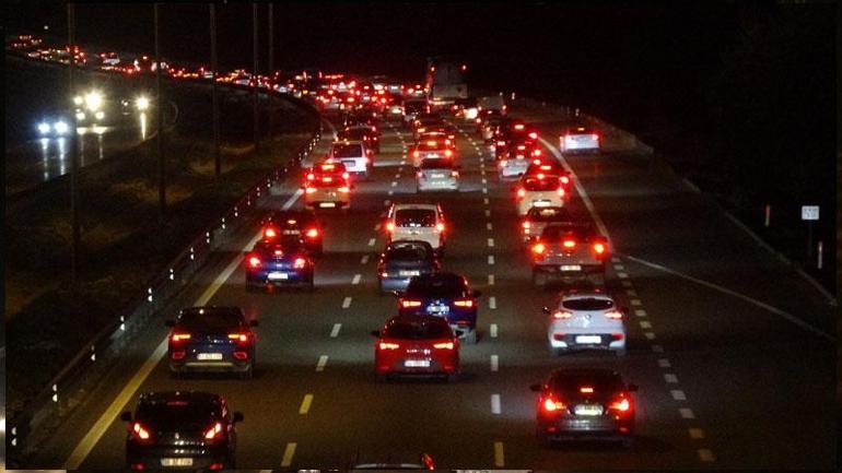 Otoyolun Bolu geçişinde gece saatlerinde bayram trafiği yoğunluğu arttı