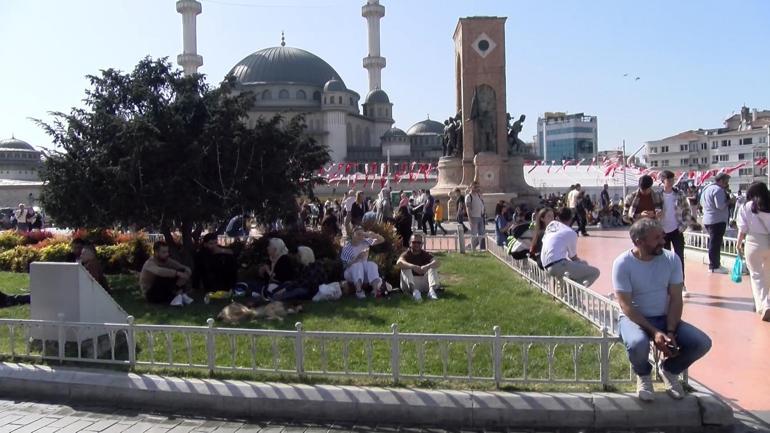 Ramazan Bayramı'nın son gününde İstiklal Caddesi'nde insan seli