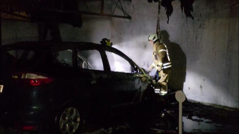 Kadıköy'de otoparktaki otomobilde başlayan yangın, yanında bulunan araçlara sıçradı