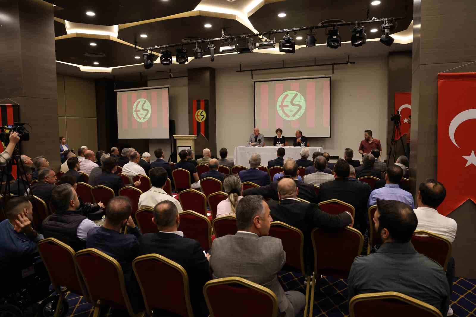 Nebi Hatipoğlu: “Eskişehirspor’un muhakkak şirketleşmesi ve kurumsallaşması lazım”