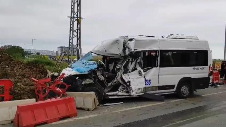 Silivri'de işçileri taşıyan servis minibüsü ile midibüs çarpıştı: 1'ağır 6 yaralı