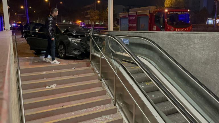 Sürücüsü makas atan otomobil, önce araca sonra metro istasyonu merdivenlerine çarptı: 4 yaralı