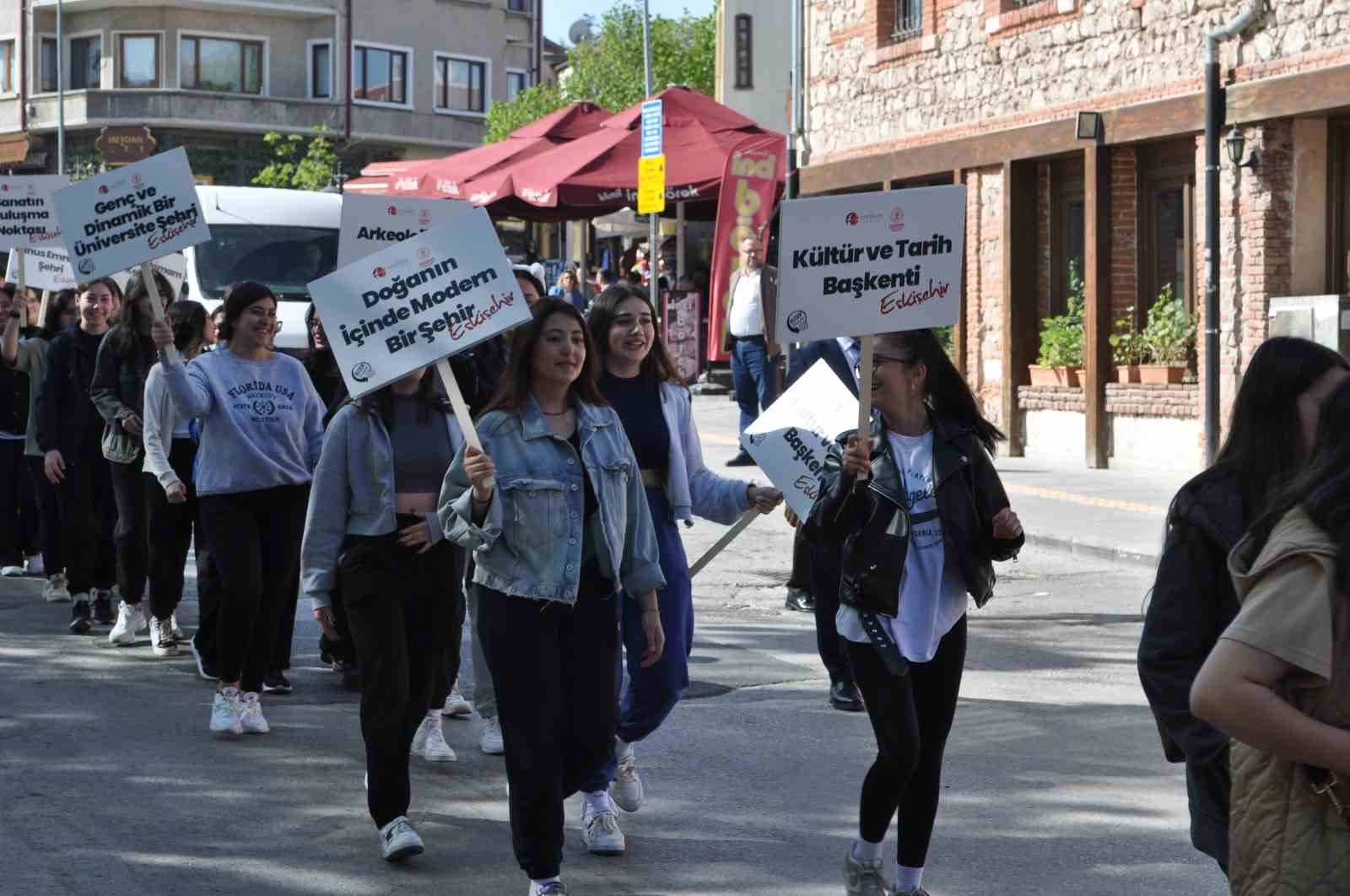 Turizm Haftası için liseli öğrencilerle yürüyüş düzenlendi