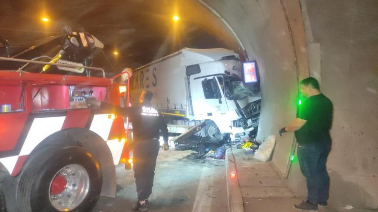 Orhangazi Tüneli'nde TIR duvara çarptı, otoyol bir saat ulaşıma kapandı