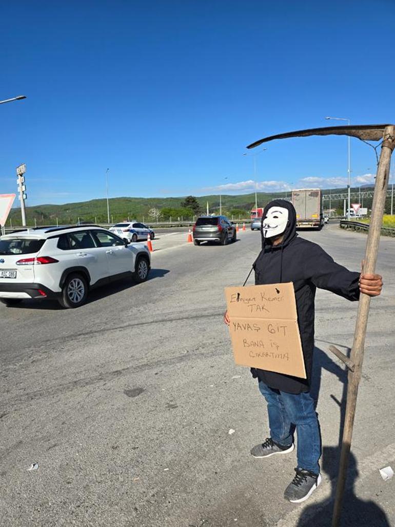 'Azrail' maskesi takıp ‘Bana iş çıkarmayın’ pankartı ile sürücüleri uyardı