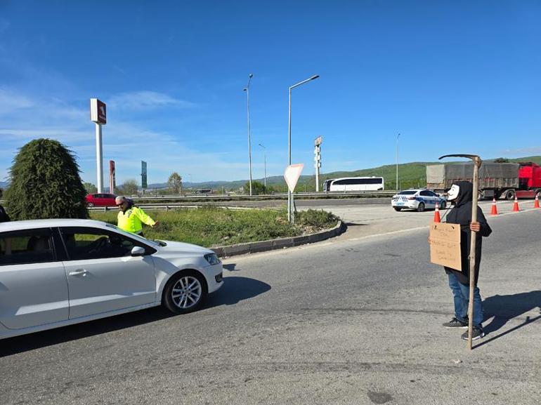 'Azrail' maskesi takıp ‘Bana iş çıkarmayın’ pankartı ile sürücüleri uyardı