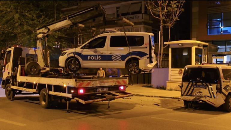 Kadıköy'de alkollü sürücü park halindeki 2 polis aracına çarptı